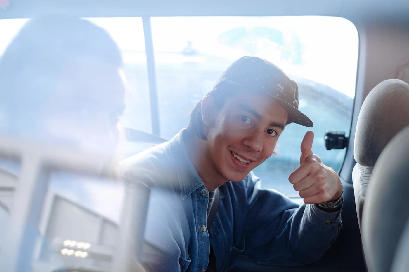 Conductor sonriente listo para unirse a la flota de Darmin Inversiones